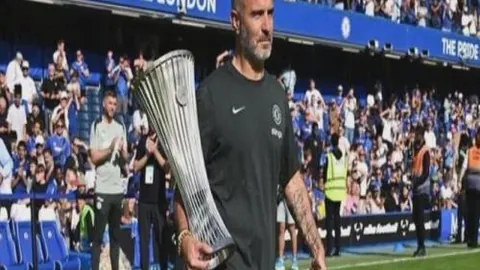 🌟 湖人遗憾：浓眉哥缺阵，特别致敬视频即将亮相！